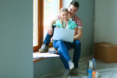 Genç çift katta oturan ve onlar hakkında tasarruf hesaplama