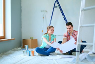 Genç çift katta oturan ve onlar hakkında tasarruf hesaplama