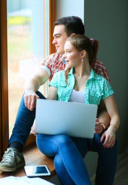 Genç çift katta oturan ve onlar hakkında tasarruf hesaplama