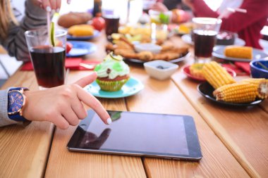 Yemek masasında içki içen insanlar.