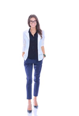 duran, beyaz zemin üzerine izole genç kadın