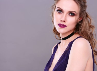 güzel bir genç kadın yüzü portre kadar yakın. gri arka plan üzerinde izole.