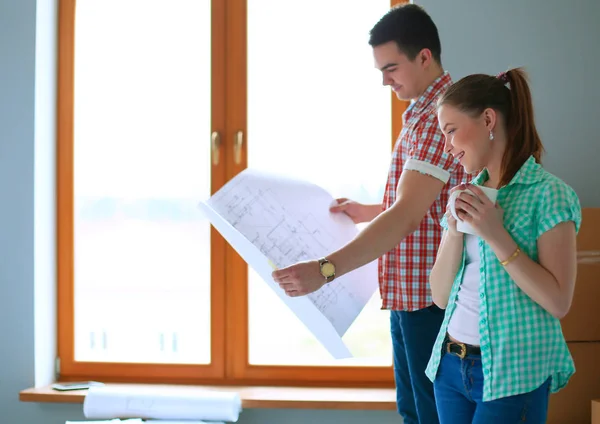 Portret van jong stel verhuizen in nieuw huis — Stockfoto