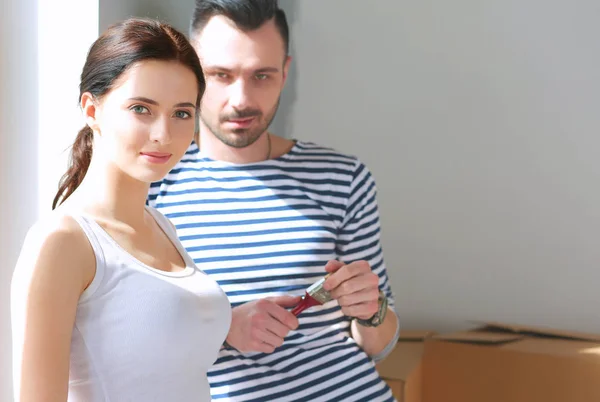 Glückliches junges Paar zieht in neues Haus — Stockfoto