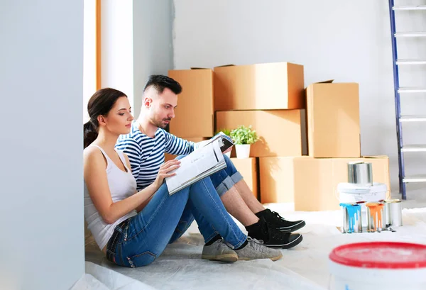 Couple moving in house sitting on the floor — Stock Photo, Image