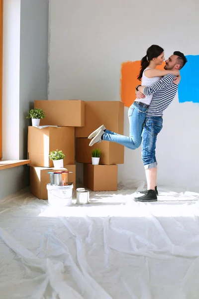 Gelukkig jong stel verhuizen in nieuw huis — Stockfoto