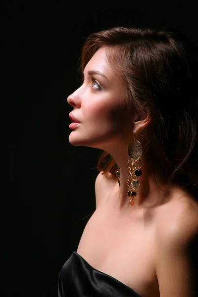 Portrait of beautiful young woman face. Isolated on dark background — Stock Photo, Image