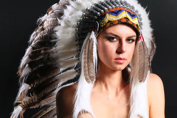 Belle femme en costume amérindien avec des plumes — Photo