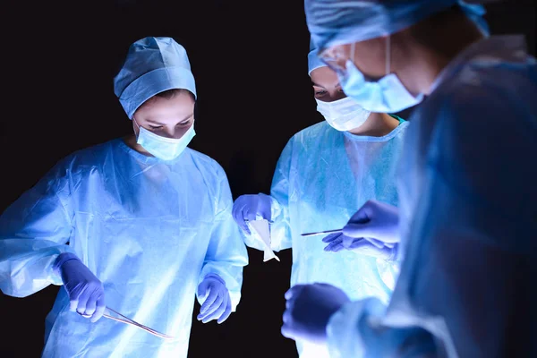 Chirurgien d'équipe au travail en salle d'opération — Photo