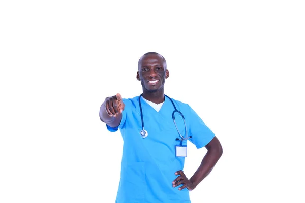 Knappe jonge dokter wijzende vinger op je geïsoleerd op witte achtergrond — Stockfoto