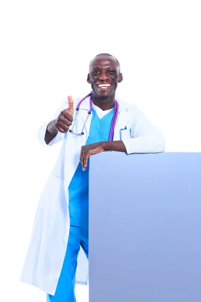 Portrait de médecin vous montrant ok signe debout dans un uniforme blanc sur fond isolé — Photo