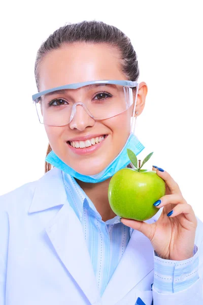 Mosolygó nő orvos egy zöld alma — Stock Fotó