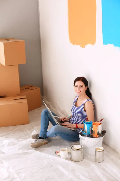 Mulher em uma nova casa com caixas de papelão — Fotografia de Stock