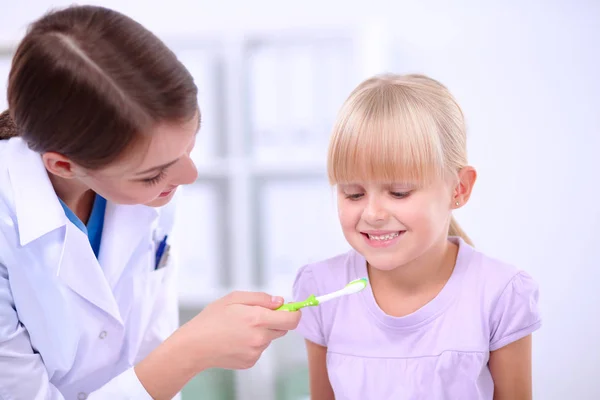 Dentista e menina no escritório — Fotografia de Stock