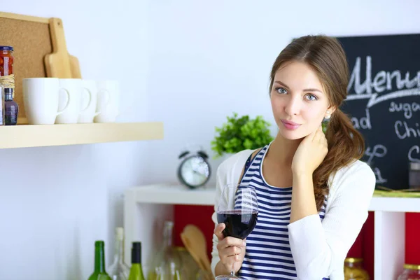 Hübsche Frau trinkt zu Hause Wein in Küche — Stockfoto