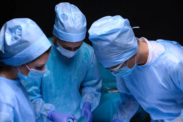 Team surgeon at work in operating room — Stock Photo, Image