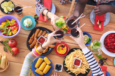 Yemek masasında içki içen insanlar.