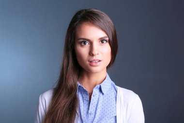 Koyu arka plan karşı bir işkadını portresi