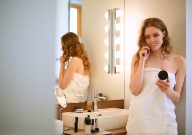 Banyo üzerinde duran genç kadın