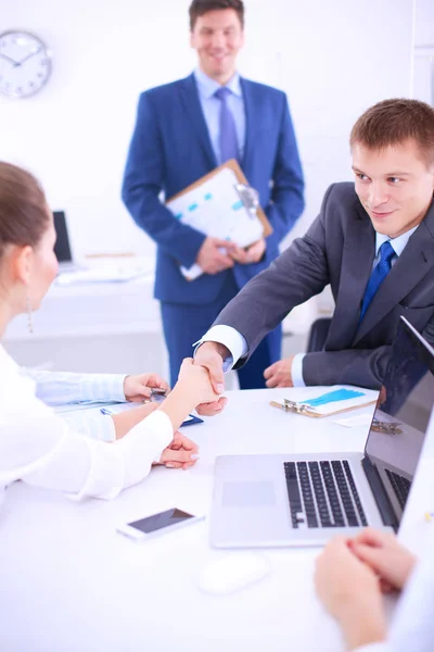Affärsmän skakar hand, avslutar ett möte, på kontoret — Stockfoto