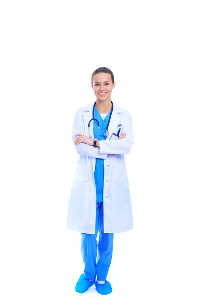 Doctora con estetoscopio de pie con los brazos cruzados aislados sobre un fondo blanco —  Fotos de Stock