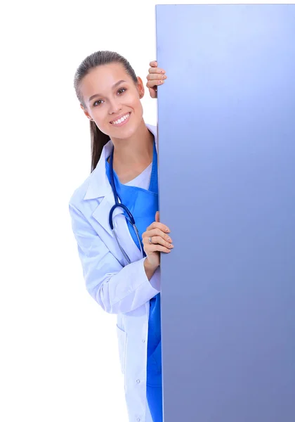 Une femme médecin avec un panneau blanc — Photo