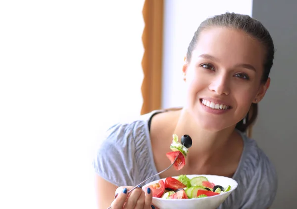 A beautiful girl eating healthy food — Stock Photo, Image