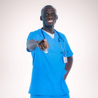 Sen beyaz arka plan üzerinde izole, yakışıklı genç doktor işaret parmağı