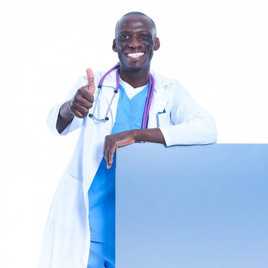 Doktor Tamam gösterilen afişini ile