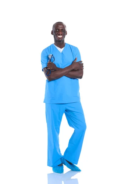 Portrét lékaře stojícího izolovaně na bílém pozadí — Stock fotografie