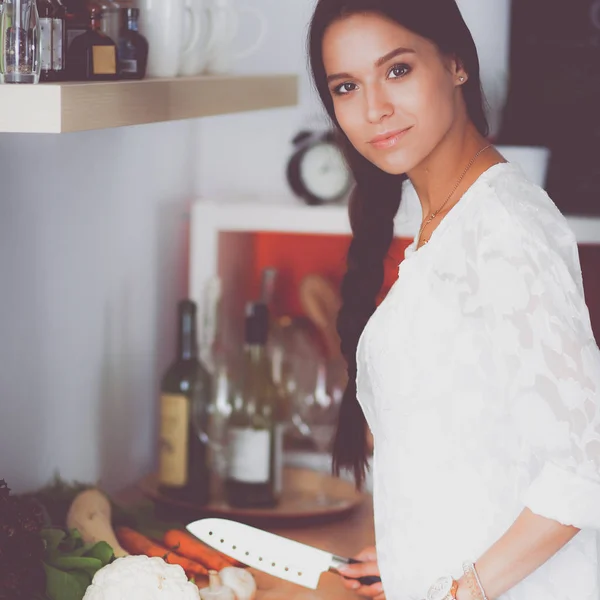 Fiatal nő használ egy tabletta számítógép főzni a konyhában — Stock Fotó