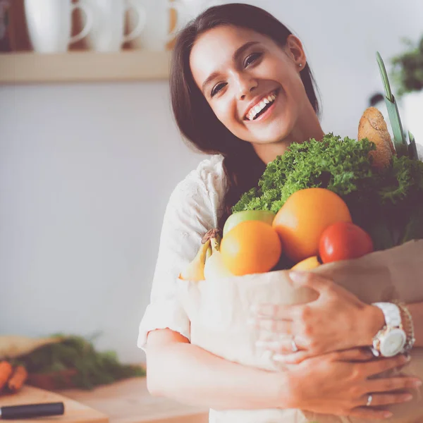 Young woman holding grocery shopping bag with vegetables — Stock Photo, Image