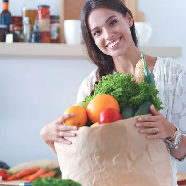 Junge Frau mit Einkaufstasche mit Gemüse und Obst — Stockfoto