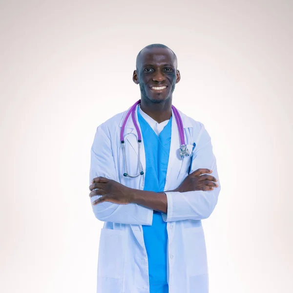 Porträtt av en läkare man stående isolerad på vit bakgrund — Stockfoto