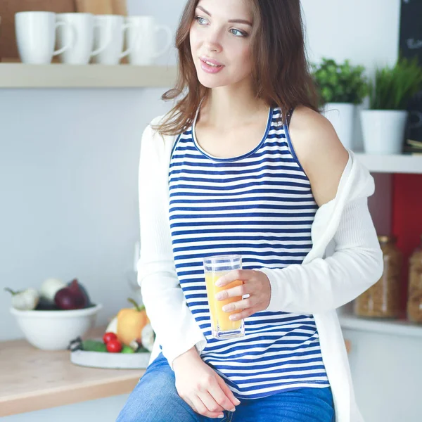 Porträtt av en vacker kvinna som håller glas med välsmakande juice — Stockfoto