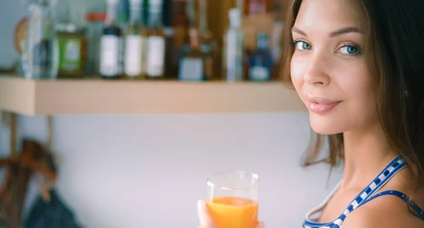 Porträt einer hübschen Frau im Glas mit leckerem Saft — Stockfoto