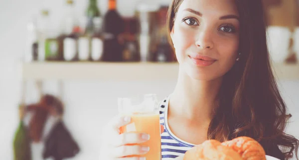 Mujer joven con vaso de jugo y pasteles —  Fotos de Stock