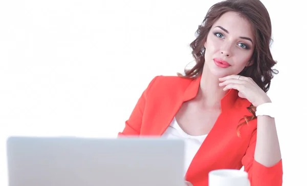 Belle femme assise au bureau, travaillant avec un ordinateur portable — Photo