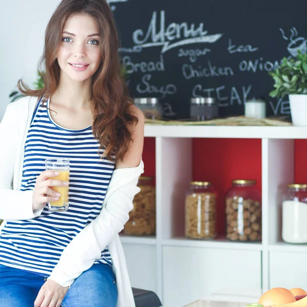 Porträtt av en vacker kvinna som håller glas med välsmakande juice — Stockfoto