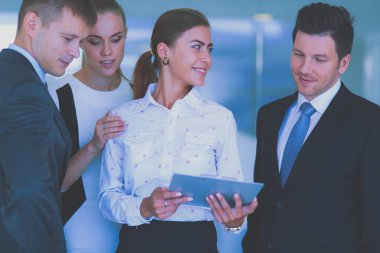 Toplantı sırasında dizüstü bilgisayarla sunum yapan bir grup iş adamı