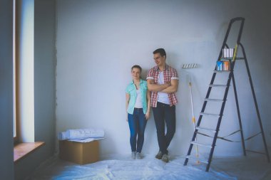 Portre mutlu gülümseyen genç çift resim iç duvar yeni ev