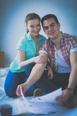 Genç çift katta oturan ve onlar hakkında tasarruf hesaplama