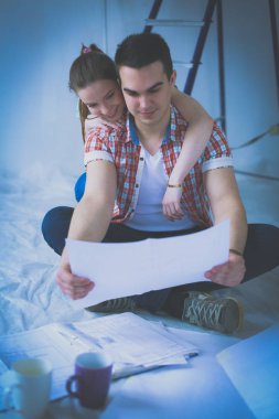 Genç çift katta oturan ve onlar hakkında tasarruf hesaplama