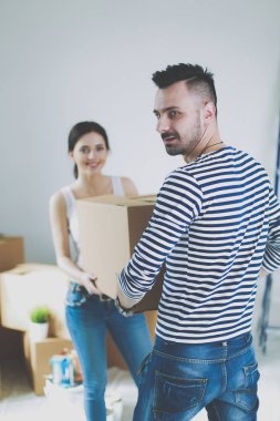 Mutlu genç çift açma veya kutu ambalaj ve yeni evine taşıdıktan