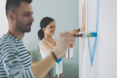 Portre mutlu gülümseyen genç çift resim iç duvar yeni ev