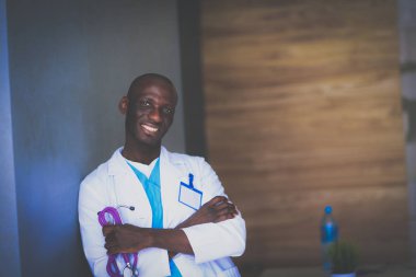 Beyaz arka plan üzerinde katlanmış silah ile doktor