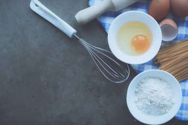 Hamur hazırlama tarifi ev yapımı ekmek, pizza ya da turta karışımı, mutfak masasının arkasında besin düzlüğü