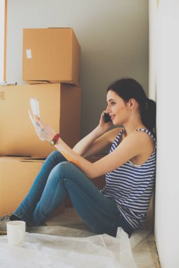 Karton kutuları olan yeni bir evde bir kadın.