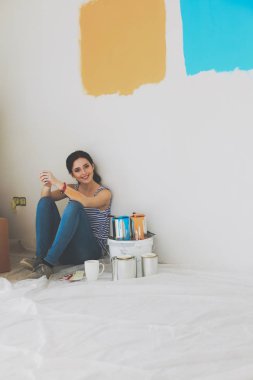 Karton kutuları olan yeni bir evde bir kadın.