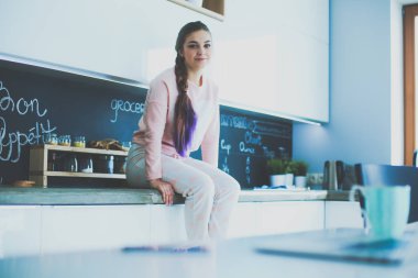 Mutfakta masada oturan genç kadın